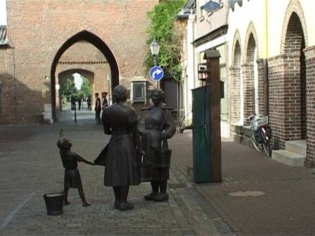 Xanten : Klever Straße, Skulpturen "Frauen an der Wasserpumpe" von Bonifatius Stirnberg aus Aachen